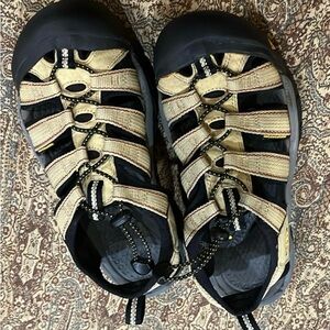 Size Mismatched Keen women’s light green sandals left size 7 right foot size 7.5